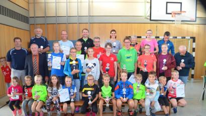 Bild: fz
Die Bestplatzierten des Herbstcrosslaufes des TV Bechtsrieth durften sich über Pokale freuen.