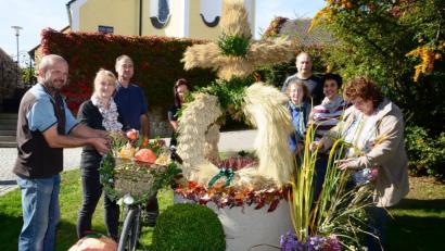Bild: bey
Die Helfer setzen dem Brunnen die Erntedankkrone auf.