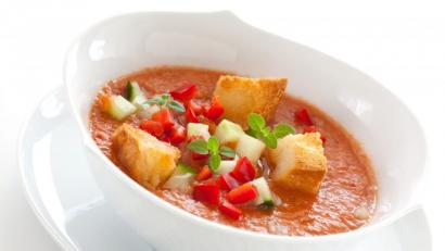 Bild: stock.adobe.com/victoria p.
Eine Köstlichkeit, die schnell zuzubereiten ist: Die Gazpacho wird serviert mit geröstetem Weißbrot und gewürfelten Tomaten und Gurken.