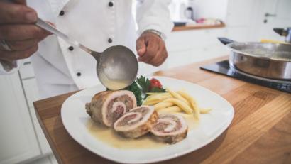 Bild: Lukas Meister
Zur Schweineroulade mit Hackfleischfüllung passen wunderbar Schupfnudeln.