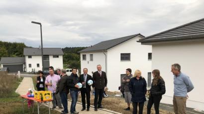 Bild: ssi
CSU-Vorsitzender Achim Kuchenbecker, Bezirksrat Martin Preuß und Landtagsabgeordneter Harald Schwartz (Mitte, von links) kommen beim Feierabendseidl schnell mit den Ursensollenern ins Gespräch.