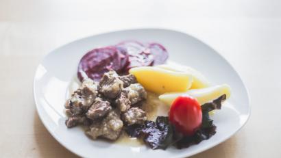 Bild: Lukast Meister
Zum Pfefferpotthast werden traditionell Salzkartoffeln und Gewürzgurken gereicht. Es passt aber auch Rote Beete.