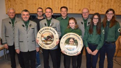 Bild: jr
Unser Bild zeigt die Sieger im diesjährigen Preis- und Königschießens des Schützenverein Großensees, (von links) mit Hans Haberkorn, Vorsitzender Helmut Kipferl, Bernhard Voit, Robert Haberkorn, Andreas Grillmeier, Nele Haberkorn, Schützenmeister Erich Völkl, Sofia Haberkorn und Christine Gradl.