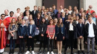 Bild: ohr
Weihbischof Reinhard Pappenberger (links) spendete in der St.-Barbara-Kirche Stulln 25 Mädchen und 23 Buben das Sakrament der Firmung. Mit im Bild die Pfarrvikare Binu Kureekattil und Joseph Kokkoth (Zweiter und Dritter von links) sowie Pfarrer Walter Hofmann und Pfarrer Heinrich Rosner (hinten von rechts).