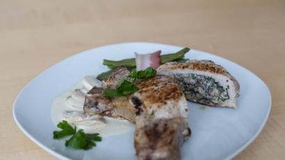 Bild: Lukas Meister
Grüne Bohnen mit Speck passen gut zu den gefüllten Koteletts mit Ricotta und Pilzen.