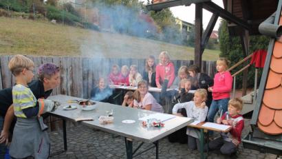 Bild: pi
Maria Frischholz und Judith Götz (Zweite und Dritte von links) experimentieren mit den Kindern und freuen sich über deren Begeisterung.