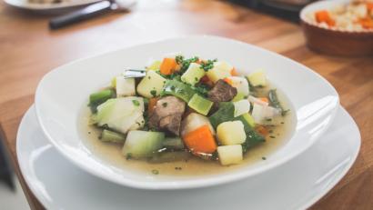 Bild: Lukas Meister
Bärlauch und grüner Spargel gibt dem leichten Eintopf die besondere Note.