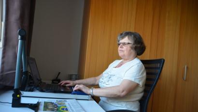 Bild: ehi
Barbara Reil sitzt an ihrem Computer. Das Gerät hilft ihr zum Beispiel beim Zeitunglesen.