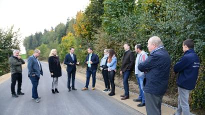 Bild: bey
Landtagskandidat Stephan Oetzinger (Vierter von links) stellt die Notwendigkeit der Entsorgung von geogenem Erdmaterial auf einer Deponie in Frage. Bezirkstagskandidatin Andrea Lang (Dritter von links) legt den Zuhörern bei der anschließenden Aussprache im Gasthaus Kappl ihre Beweggründe für die Kandidatur offen.