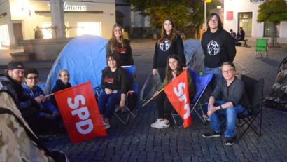 Bild: Kunz
Jusos schlugen am Samstag ihre Zelte vor dem Alten Rathaus auf, um auf die Wohnsituation in Deutschland aufmerksam zu machen.