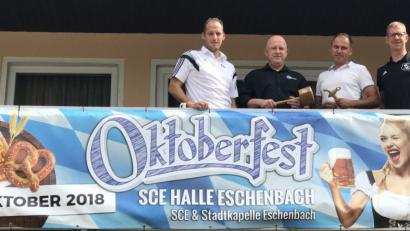 Bild: rn
Bernd Hofmann (Zweiter von links) vom „VW-Team Oberpfalz 92“ übergibt den Stab an Tobias Lehl (links) und Thomas Mikolei vom SCE sowie Martin Danzer von der Stadtkapelle (von rechts): Ab sofort richten die beiden Vereine das Oktoberfest aus.