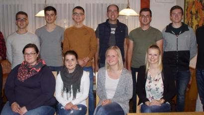 Bild: mmj
Die neu gewählte Führung des Musikvereins Weiding mit (stehend von links) Vorsitzendem Alfons Horn, den Stellvertretern Julian Unertl und Thomas Bayer sowie Dirigent Florian Scherbl (rechts). Dieses Gremium bestätigten die Mitglieder der Blaskapelle bei ihrer Generalversammlung.