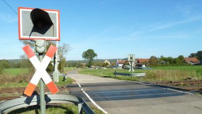 Bild: Portner
Der Bahnübergang Haindorf teilt das Dorf in zwei Hälften. Nun plant die Deutsche Bahn einen Ausbau der schmalen Straße auf 6,35 Meter Breite – im Vorgriff auf die Elektrifizierung der Strecke.