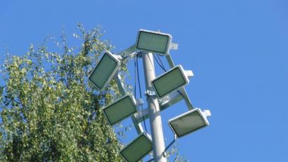 Bild: hju
Die moderne Flutlichtanlage leuchtet nicht nur gut aus, sondern spart bares Geld.