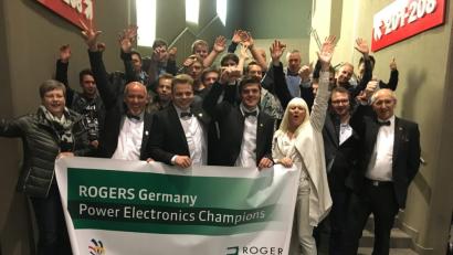 Bild: do
Große Freude über die „Medal of Excellence“ bei Philipp Seitz und Thomas Kausler (vorne, Dritter und Vierter von links): Den Erfolg der jungen Mitarbeiter vom Rogers-Werk Eschenbach bei den „Euro Skills 2018“ feiern (vorne, von links) Managerin Kristien Debougnoux und Ausbildungsleiter Johannes Beierl sowie (vorne, von rechts) Ausbilder Max Bär und Personalchefin Anette Enders und eine große Rogers-Fangemeinde.