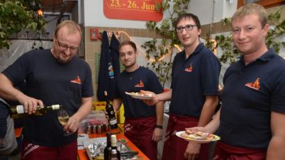 Bild: dob
Vorsitzender Reinhard Wiesent, Stellvertreter Richard Seegerer, Michael Meier und Martin Vater (von links) kredenzen mit den vielen Helfern der Feuerwehr den Gästen edle Rebsorten und deftige Brotzeiten. Frohsinn und Geselligkeit kommen dabei nicht zu kurz. Das Feuerwehrhaus ist an diesem Abend zu einer schönen Weinlaube umfunktioniert.
