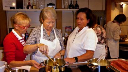 Bild: jml
Die Teilnehmerinnen am Kochabend sind konzentriert bei der Sache. Wirtin und Kursleiterin
	Rita Frieser (Dritte von links) prüft die Ergebnisse.