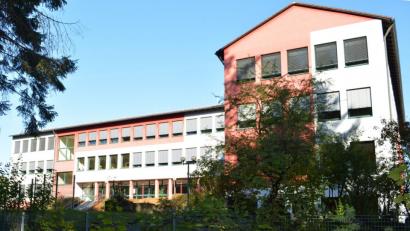 Bild: Schmola, Werner
Die Photovoltaik-Anlage auf der Südseite des Mittelschuldaches hat sich nach nur acht Jahren amortisiert und bringt nun Geld in den Gemeindesäckel.