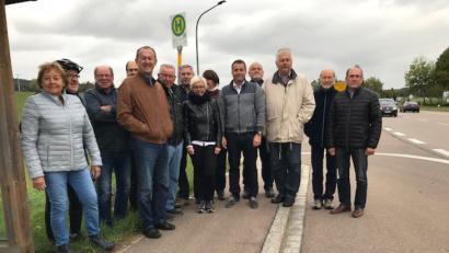 Bild: exb
Bei Steiningloh trafen sich kommunale Mandatsträger der SPD mit Fahrradfreunden, um die Notwendigkeit eines Lückenschlusses im Radwegenetz zu untermauern.