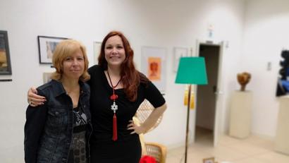 Bild: Dobler
Doppel-Lesung im "Kunst-Lokal" mit zwei Autorinnen mit Schwandorfer Wurzeln. Zum einen Evelyn Utz alias Frollein Eve (rechts), die das Buch „Frollein Eves Sicht der Dinge“ veröffentlicht hat; zum anderen Karin Schulz (links), die heute in Berlin lebt und mit „Egal: Kein Gott, kein Staat, kein Vaterland“ nicht nur in der Region bekannt wurde.