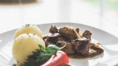 Bild: Lukas Meister
Knödel sind die perfekte Beilage zum herzhaften Zoiglgulasch.