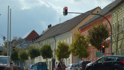 Bild: fjo
Nur wer schnellen Schrittes über die Hauptstraße läuft, kommt mit der kurzen Zeit der Grünphase zurecht. Eine Anpassung soll geprüft werden.
