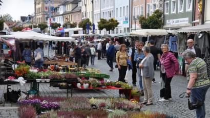 Bild: ak
Der Kirchweihmarkt lockt viele Besucher an.