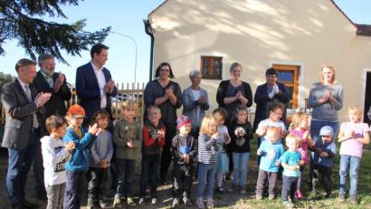 Bild: kro
Staatsminister Georg Eisenreich (Dritter von links) ließ sich vom Gesang der Kinder ebenso mitreißen wie Landtagsabgeordneter Tobias Reiß (links) und Bürgermeister Josef Schmidkonz (Zweiter von links).