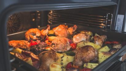Bild: Lukas Meister
Nach einer Stunde bei 200 Grad im Ofen lockt das knusprig-gebräunte Hähnchen.