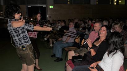 Bild: wec
Hilde und Karin ganz nah am Ohr ihres begeisterten Publikums.