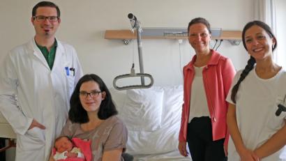 Bild: tr
Mehr als 300 Babys erblicken heuer bisher das Licht der Welt im Krankenhaus Tirschenreuth. Unser Bild zeigt von links, Chefarzt Dr. Michael Rüth, Anna-Lena Wipauer mit Johanna, Krankenhausleiterin Claudia Kost und Hebamme Francesca Ignaccola.
