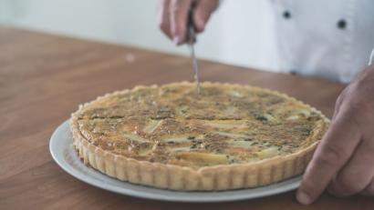 Bild: Lukas Meister
Die Quiche schmeckt nicht nur an warmen Tagen mit einem Salat an ihrer Seite als raffiniertes und leichtes Mittag- oder Abendessen.