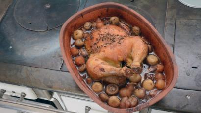 Bild: Gabriele Schönberger
Nach gut einer Stunde kommt die knusprige Maispoularde mit Champignons aus dem Backofen.