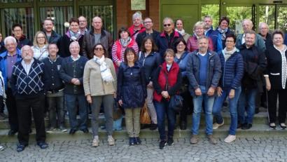 Bild: Dobmeier
Oberfranken aus der Gemeinde Kunreuth im Landkreis Forchheim mit Bürgermeister Konrad Ochs (rechts) machten eine Exkursion in der Oberpfalz und besuchten die Stadt Weiden mit Führung durch Kulturamtsleiterin Petra Vorsatz (vorne Zweite von rechts). Bild: Dobmeier