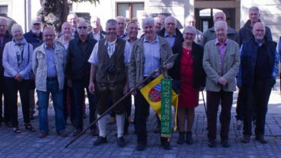 Bild: exb
Ehemalige Soldaten und Zivilangestellte der Heeresunteroffiziersschule II treffen sich in Weiden.