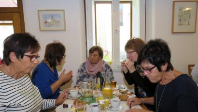 Bild: ubb
Beim gemeinsamen Frühstück lassen es sich die Frauen gut gehen.