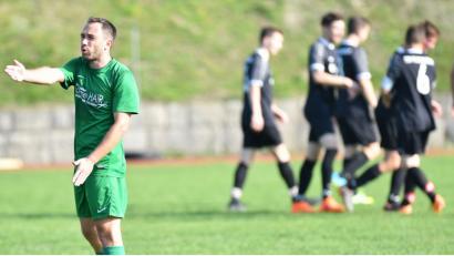 Bild: af
Für die SG Waidhaus/Pfrentsch gab es in Flossenbürg nichts zu holen, die Burg-Elf bezwang den ambitionierten Aufsteiger verdient mit 2:0. Ex-Champions-League-Spieler Tomas Polacek (links) beklagt sich in dieser Situation über das Defensivverhalten seiner Mitspieler vor dem 0:1.