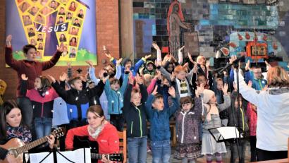 Bild: rgr
Am Erntedankgottesdienst gab es einen großen Chor, denn die Kindergartenkinder der Kindertagesstätte "St. Theresia" sangen.