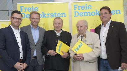 Bild: Petra Hartl
Der stellvertretende FDP-Bezirksvorsitzende Christoph Skutella (von links), FDP-Parteichef Christian Lindner, Erwin Herfurth (Schlattein), Klaus Winkler (Grafenreuth) und der Kreisvorsitzende Oliver Mutterer. Herfurth und Winkler werden für 40 Jahre in der FDP geehrt.