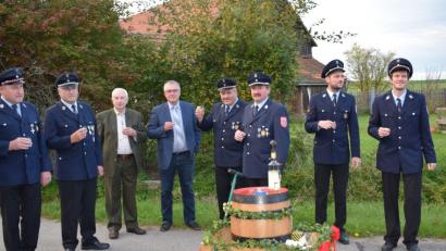 Bild: bnr
Am Ortseingang wurden die Bittsteller aus Pamsendorf von den Wehrmännern aus Hohentreswitz empfangen. Mit dabei waren der Schirmherr Bürgermeister Richard Tischler und der Ehrenschirmherr, Altbürgermeister Albert Maier.