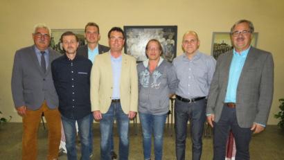 Bild: adj
Eine Herzensangelegenheit ist der Stadtverband für Leibesübungen Neustadt-Altenstadt für Wolfgang Schwarz (Dritter von links). Mit seinen neuen Vorstandsmitgliedern und den Bürgermeistern stellt er sich zum Foto. Von links: Rupert Troppmann, Rainer Schwarz, Ernst Schicketanz, Wolfgang Schwarz, Michaela Hausner, Norbert Schwarz und Gerd Gronauer.