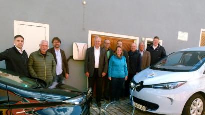 Bild: rn
Vertreter der Energiegenossenschaft Neue Energien West und kommunale Repräsentanten nehmen die erste Ladesäule für Elektrofahrzeuge in Eschenbach in Betrieb genommen.