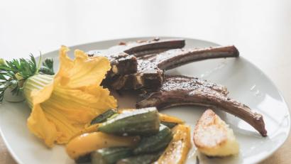 Bild: Lukas Meister
Das Lammfleisch ist mit Rosmarin und Knoblauch gewürzt, Okra- und Paprikaschote harmonieren wunderbar als Beilage.