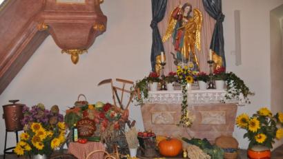 Bild: ak
Bunt ist der Erntedankaltar in Armesberg.