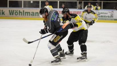 Bild: brü
An das Vorbereitungsspiel des ERSC Amberg gegen den EHC Bayreuth wird sich Andreas Hampl (links) wohl noch einige Tage erinnern. Er zog sich eine Nasenverletzung zu, sein Einsatz am Freitagabend im ersten Saisonspiel soll aber nicht gefährdet sein.