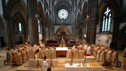 Bild: Peter Kneffel dpa
Männer am Altar, soweit das Auge reicht: Bischöfe aus verschiedenen Ländern zelebrieren eine Messe. Die katholische Kirche muss aber endlich Frauen im Priesteramt und in leitenden Funktionen zulassen, heißt es immer lauter.