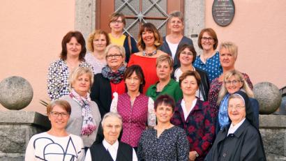 Bild: agr
Auch Schwester Eremberta (vorne, Zweite von links) und Schwester Herefriedes (vorne, rechts), die ehemaligen Lehrkräfte des Jahrgangs 1981/83, waren zum Klassentreffen gekommen.