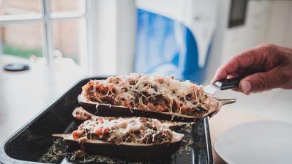 Bild: Lukas Meister
Fleischlos ist die Füllung der Auberginen, mancherorts auch Eierfrucht genannt, und somit auch für Vegetarier geeignet.