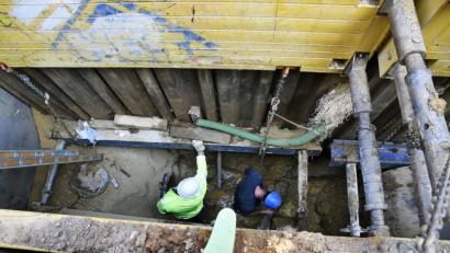 Bild: Petra Hartl
Geht ganz schön tief runter: Die Arbeiter auf der Baustelle in der Unteren Nabburger Straße kommen gut voran.