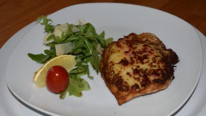 Bild: Nicola Schiffer
Karpfenfilet in Kartoffel-Tomatenkruste an Rucolasalat und Parmesan.